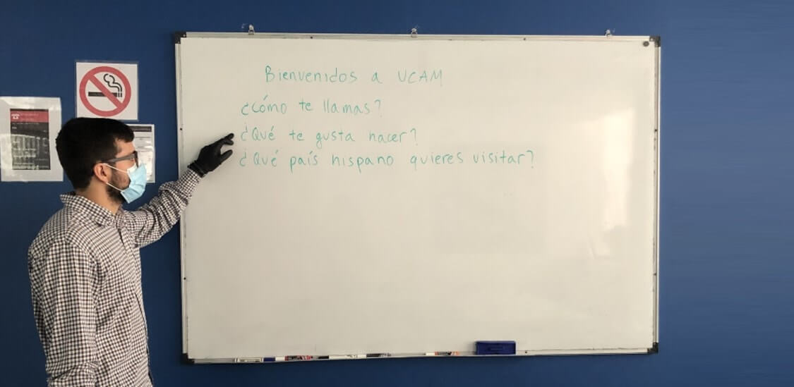 ucam dubai profesor clase pizarra