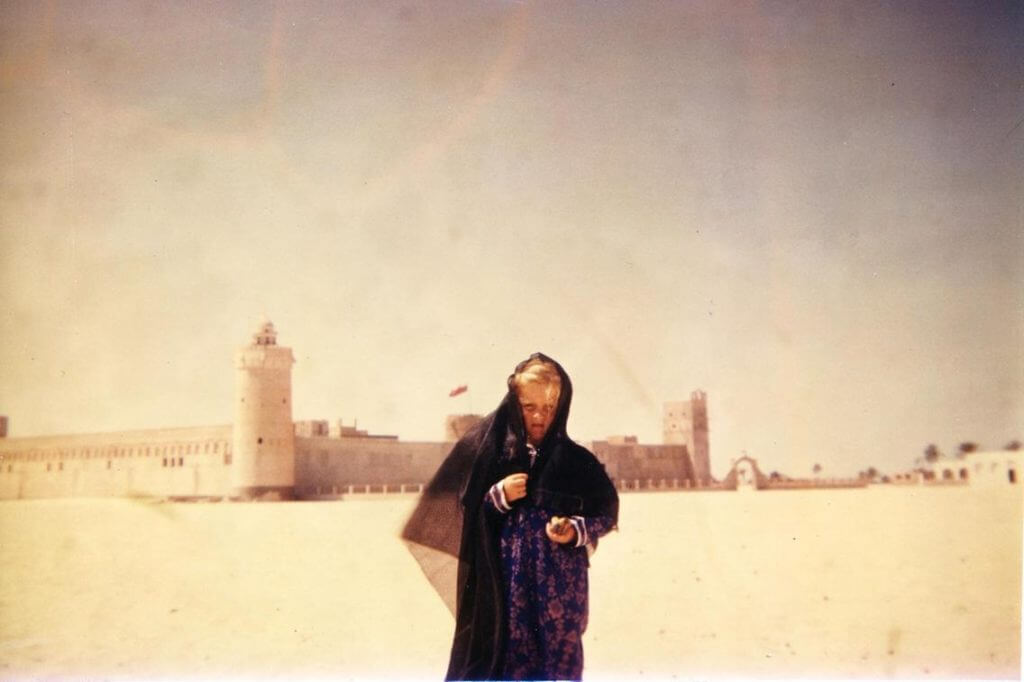 La pequeña Deborah delante de Qasr Al Hosn in los años '50.