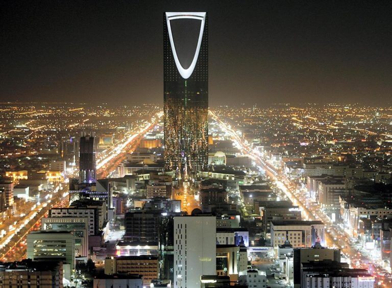 Arabia Saudita: el gobierno suprimirá los contratos a empresas sin sede regional