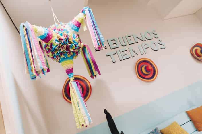 muchachas piñata cumpleaños