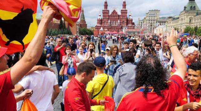 marea roja fans dubai rusia futbol catar qatar (1)