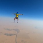 Lewis Hamilton salta desde un avión en paracaídas para despejar la mente