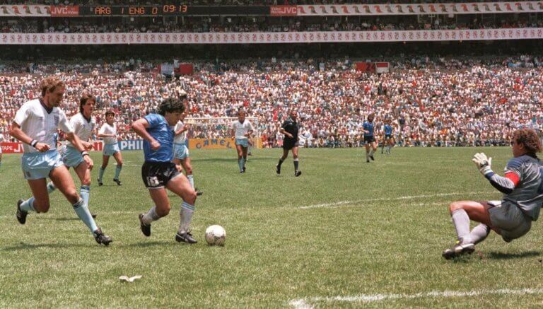 Sale a subasta la camiseta de “La Mano de Dios” de Diego Maradona